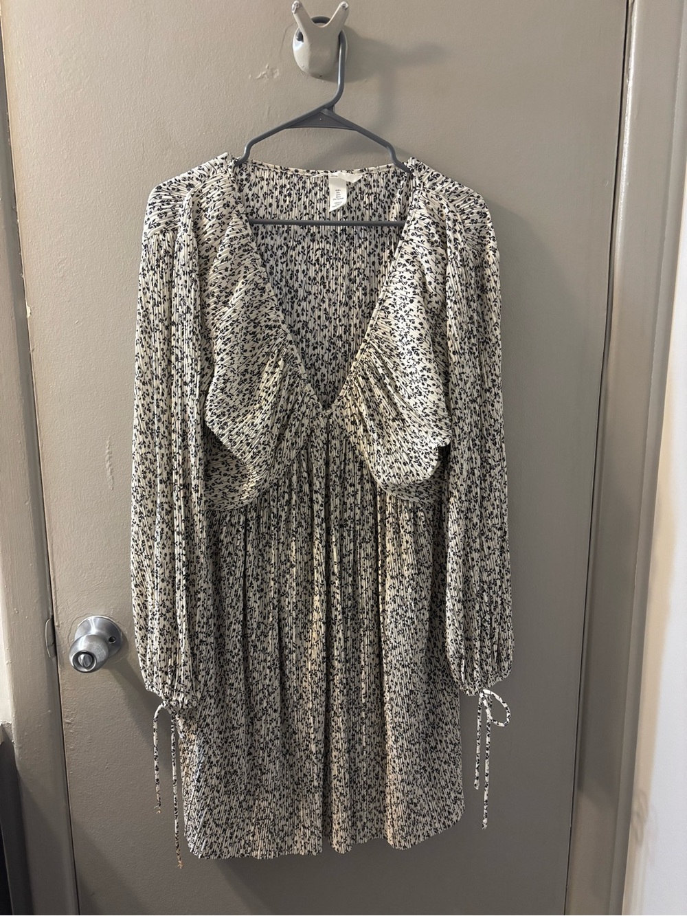 H&M Cream and Black Floral Ruffle V-Neck Mini Dress
